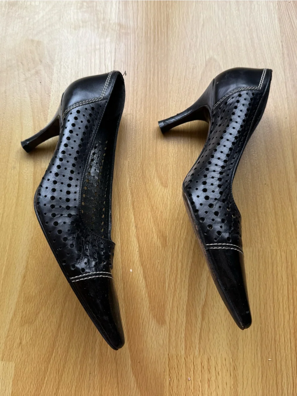Vintage Stuart Weitzman black leather pointed toe heels